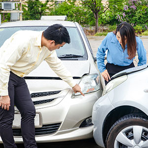 People inspect cars after an accident, representing how to document evidence in Florida.