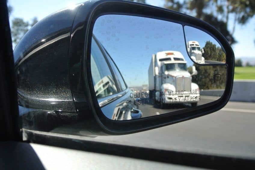 rear-view-mirror-1646510_1920-e1490207304902